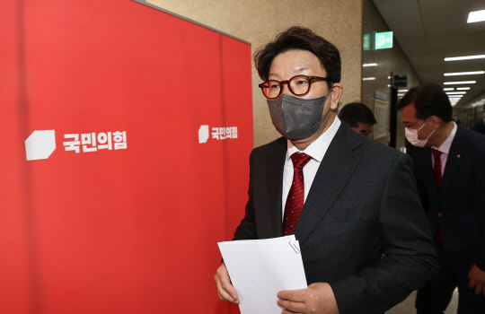 권성동 국민의힘 원내대표가 28일 오전 서울 여의도 국회 본관에서 열린 당 최고위원회의에 참석하고 있다.<국회사진기자단·연합뉴스>